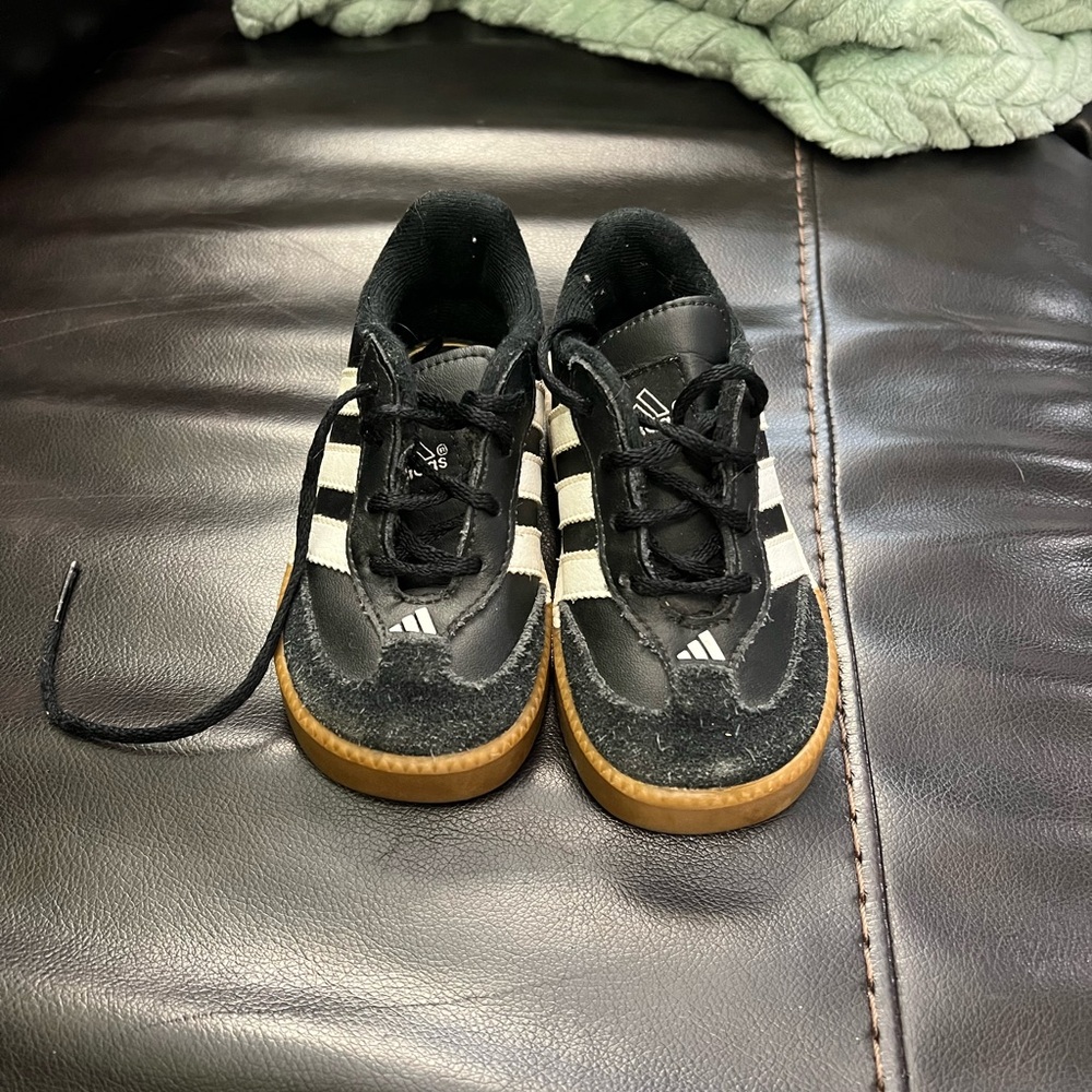 7.5K Adidas Black and White Samba Low-Top Sneakers with Iconic Stripes